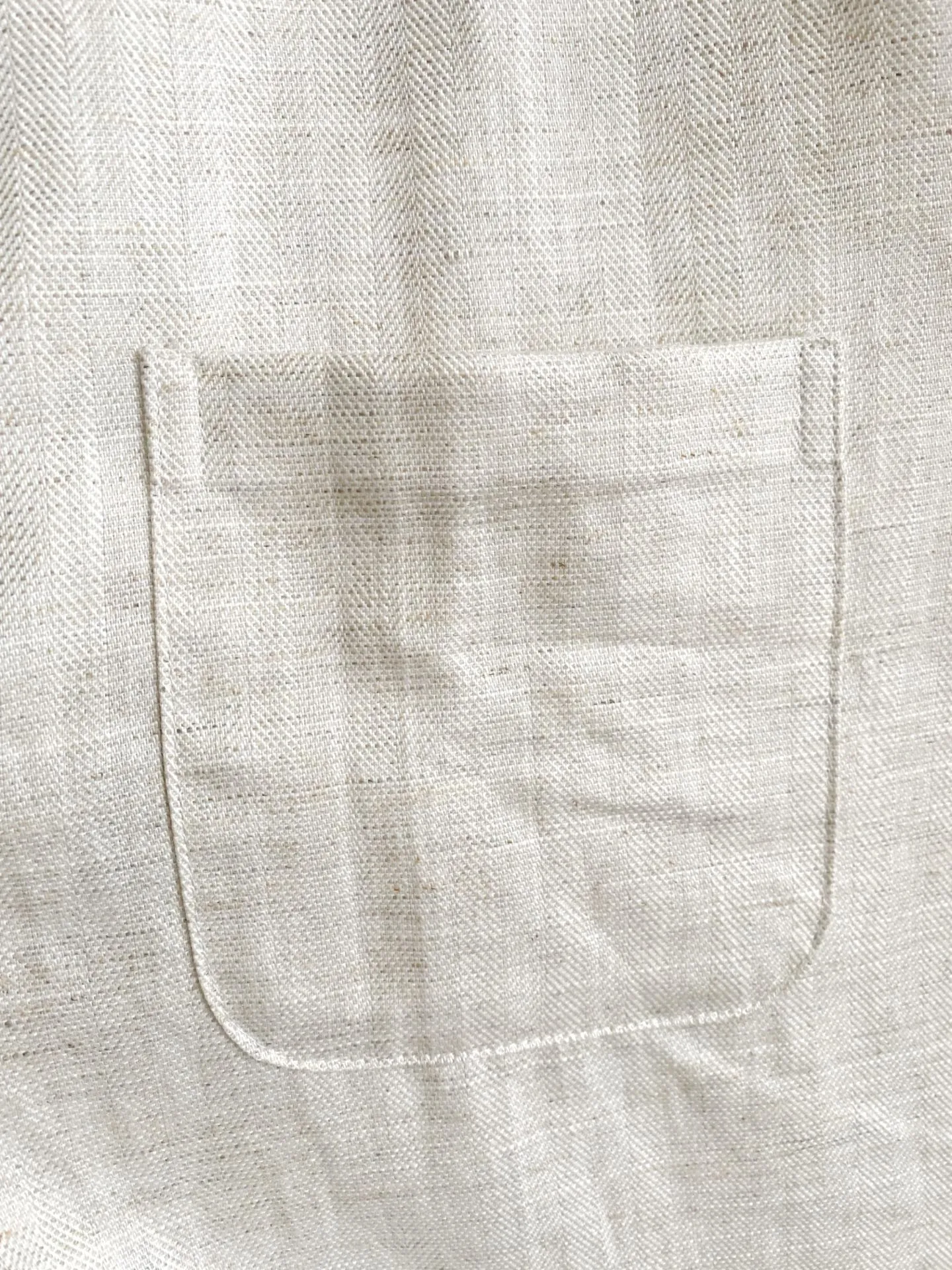Loro Piana Tencel linen quiet luxury long-sleeved shirt Fabric characteristics: This high-quality fabric is made of Tencel + linen blend. The common ratio is 75% Lyocell Tencel and 25% linen, which takes into account the advantages of the two materials; Linen has its own natural fine texture, breathable and full, and has excellent heat dissipation when worn in spring and summer. It is not easy to sweat and stick to the body in hot weather; Tencel complements the shortcomings of pure linen, which is easy to wrinkle and rough to the touch. The fabric drape is better, feels smooth and soft against the skin, and will not prick the skin; the fabric has a matte high-end texture without dazzling gloss, which is in line with the quiet luxury of old money. Style and details: The collar is neat and standard with a pointed collar, and the collar has been shaped so that it is not easy to fold and collapse in daily life. It is suitable for casual wear with one or two buttons unbuttoned, and can also be neatly matched with a tie for light business scenes; it is loose and slightly dropped at the shoulders, and is very tolerant of body shapes with wide shoulders, slippery shoulders, and fat on the upper body, and the upper body is not tight and loose; The simple single patch pocket on the left chest is an iconic low-key design, which increases practicality without destroying the overall simple look; the cuffs of a regular formal shirt can be rolled up at will to create a casual atmosphere; the arc hem design is suitable for either tucking into the waistband or wearing it outside. Color matching: There are two basic colors in total. Pure white is suitable for bright wearing scenes, and oatmeal color has its own native linen tone, which is more resistant to daily dirt. Sizes:M-4XL